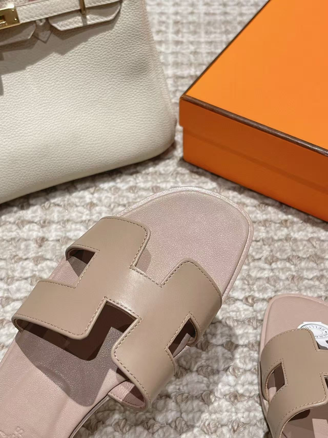 ua H**me5 oran sandal