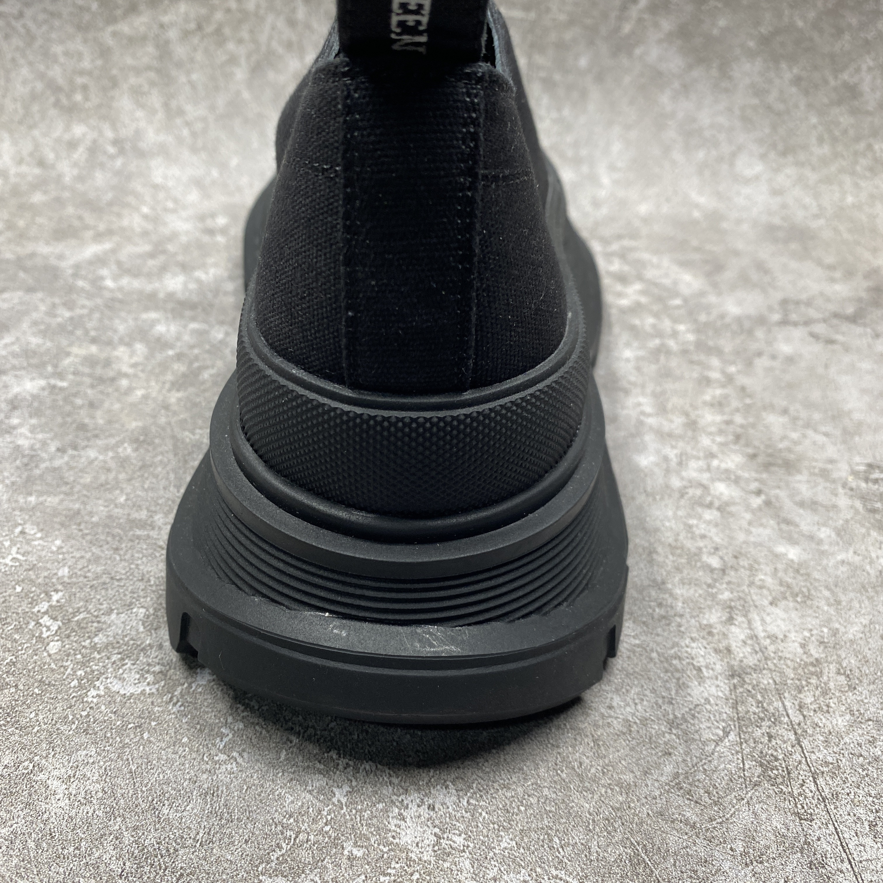 ale*d*r M*Q*en tread slick low lace up black