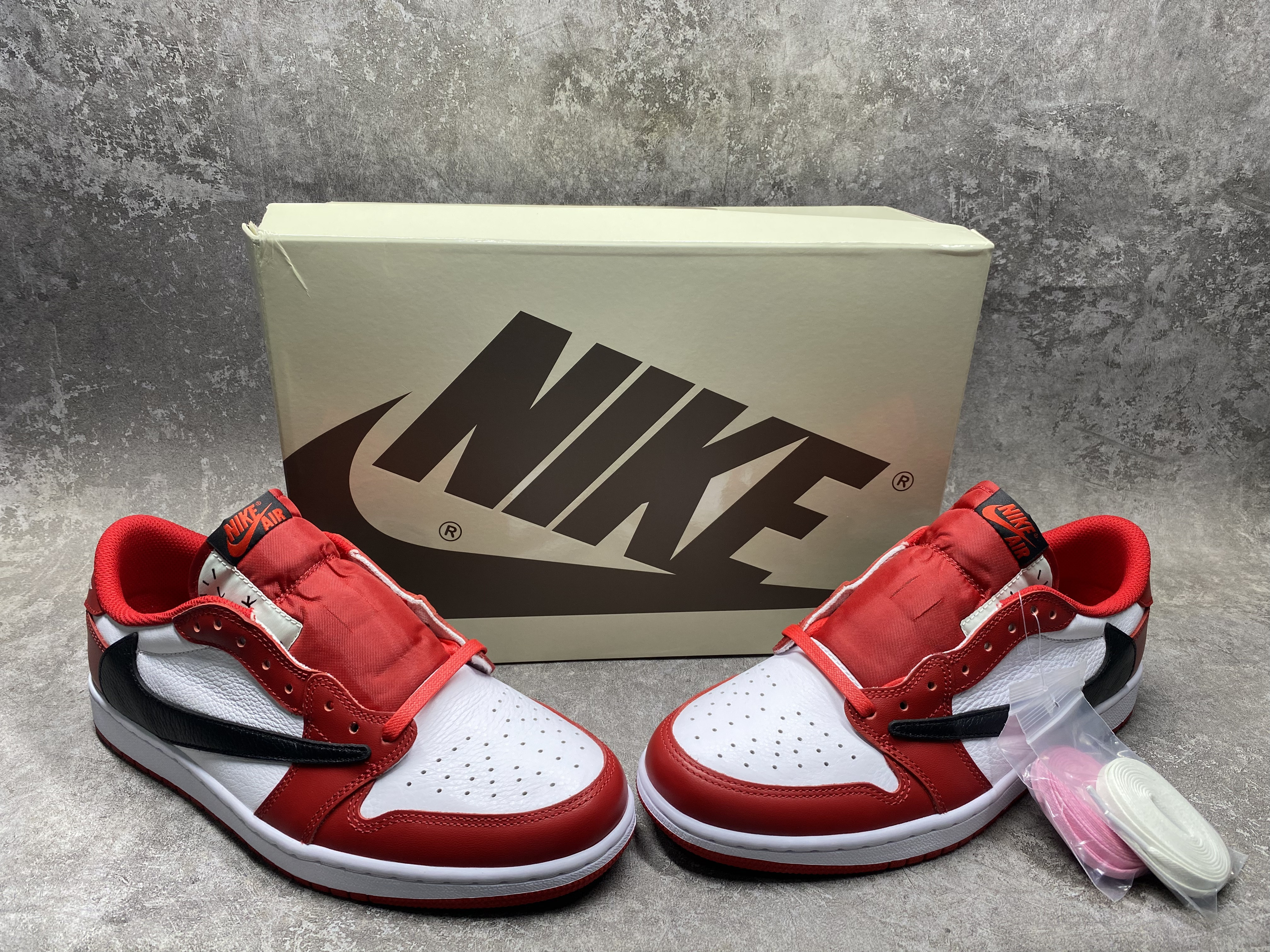 UA TRAVIS SCOTT X AIR JORDAN 1 LOW OG RED