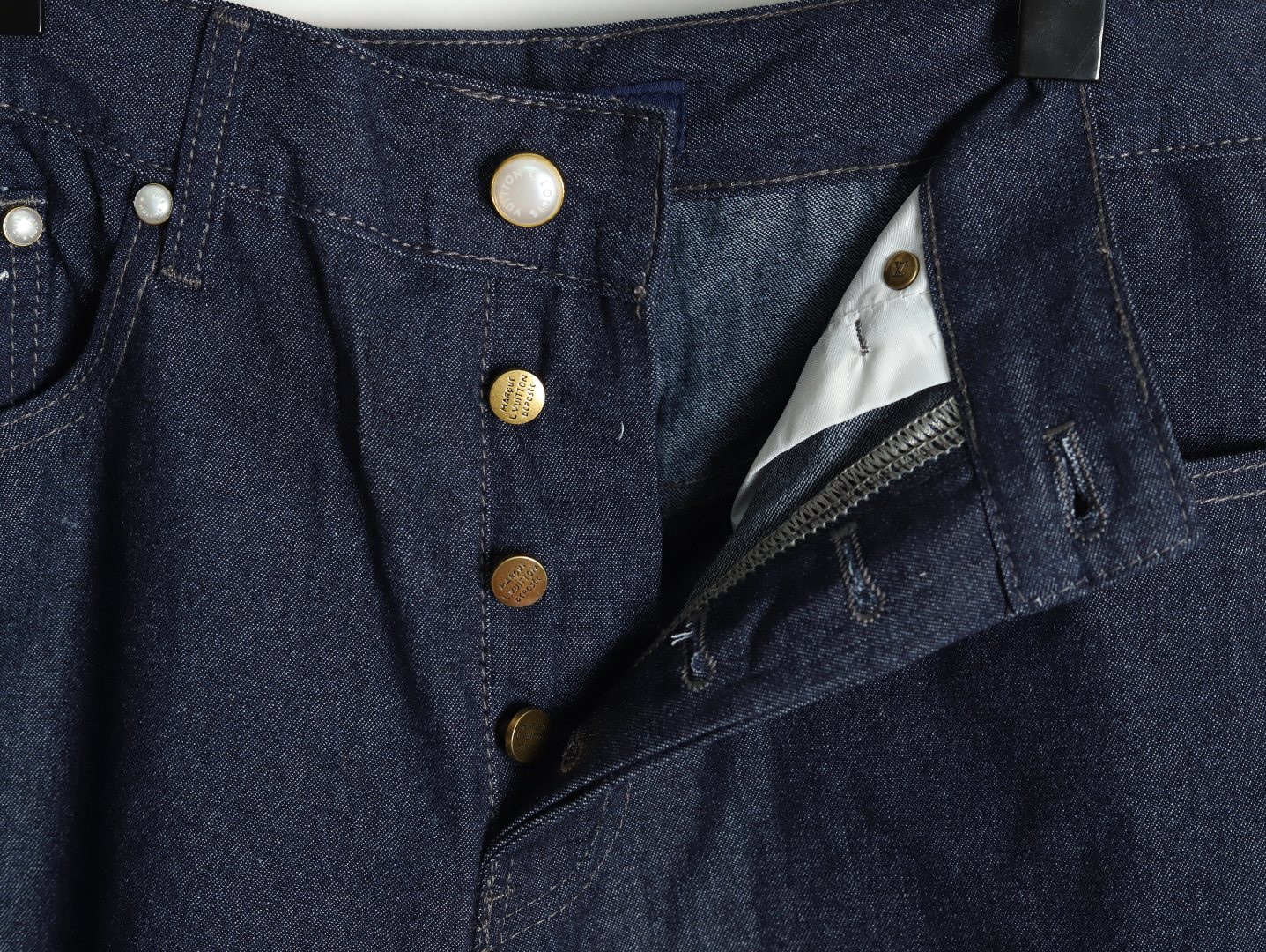 l0*is V*t0n lv shorts