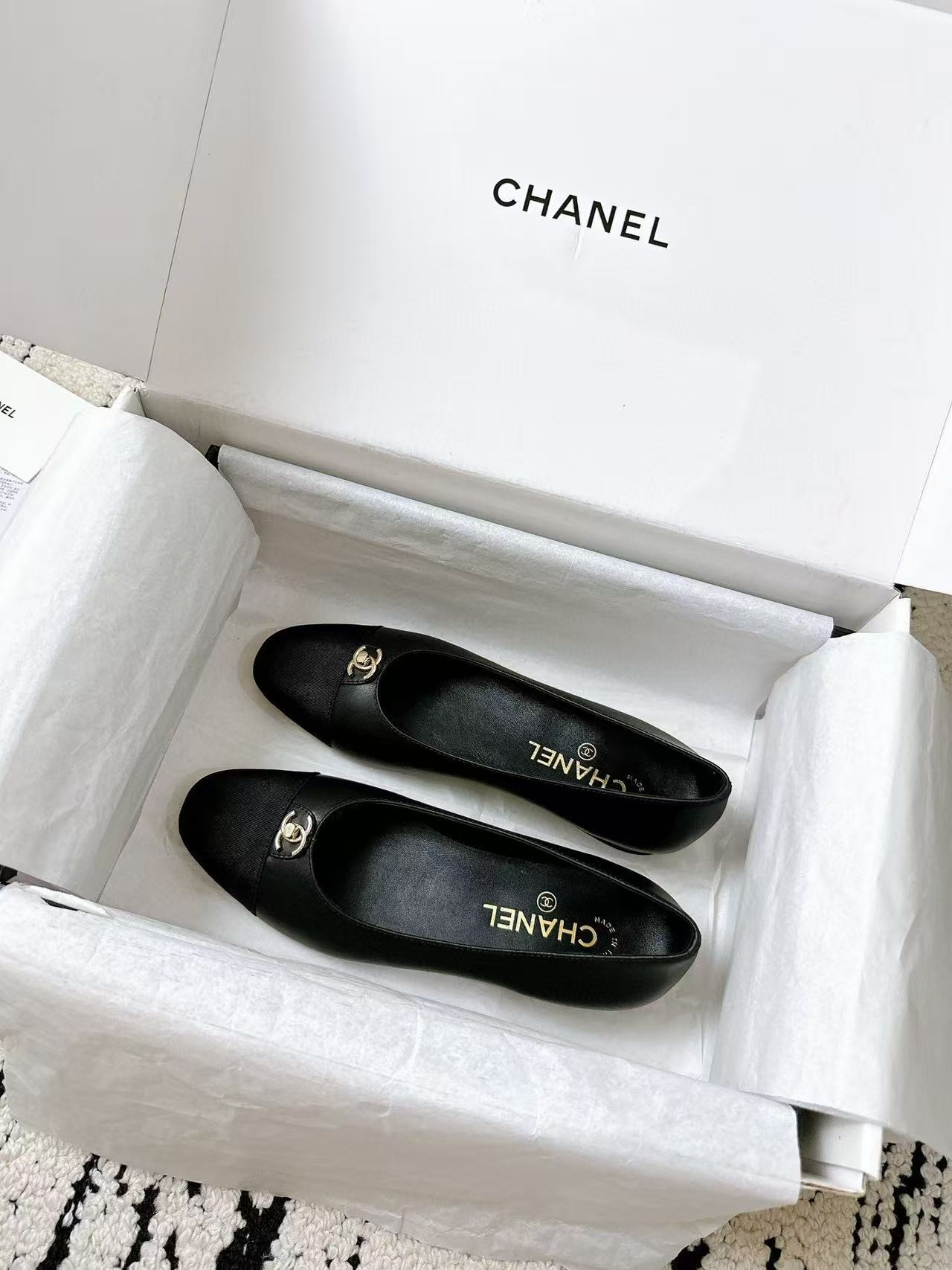 ua Ch*el ballet flats