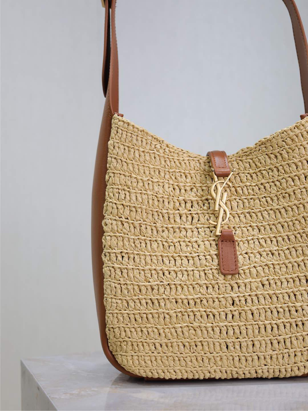 y*l le 5 À 7 S*pple small in raffia and leather 22 x 22 x 7-9 cm