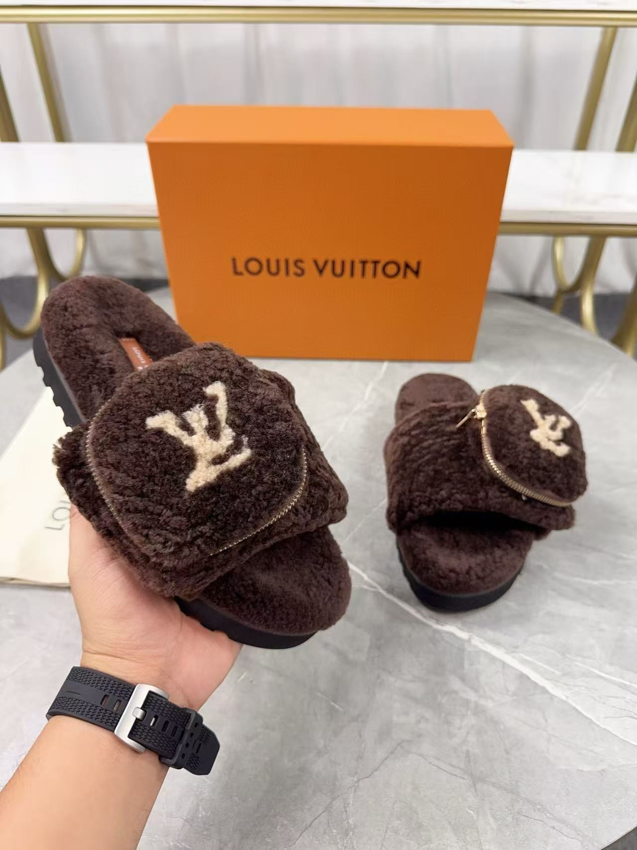 UA LV Slippers