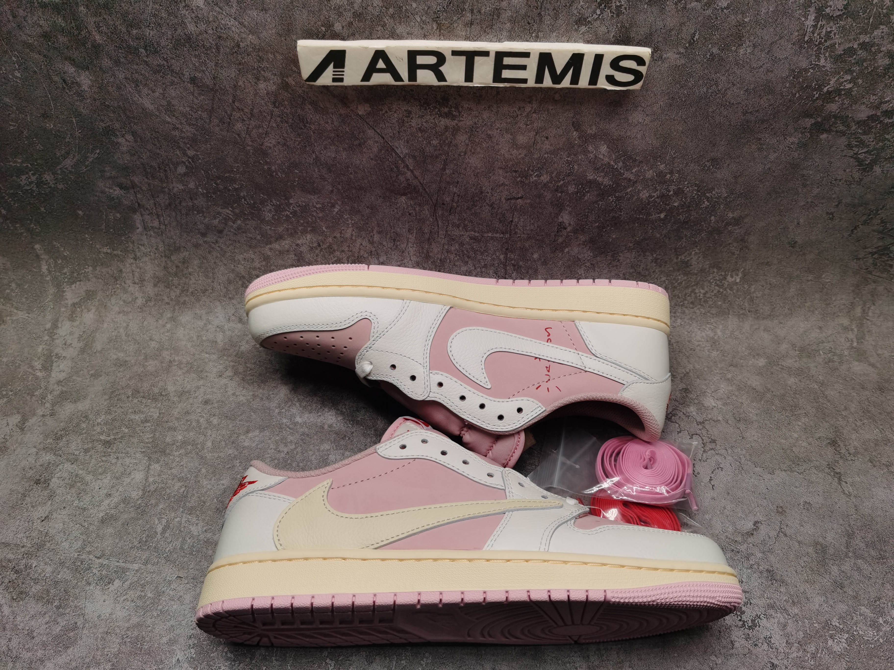 UA Jordan 1 Retro Low OG SP