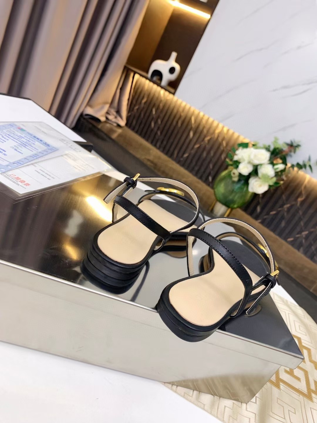 ua G*u*i horsebit flat sandal