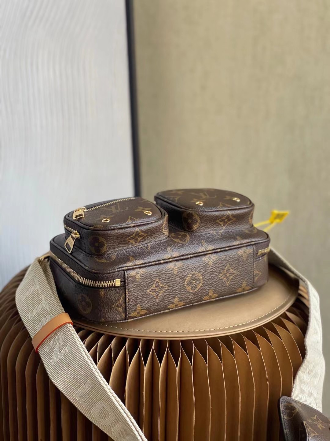 LV UTILITY CROSSBODY M80446