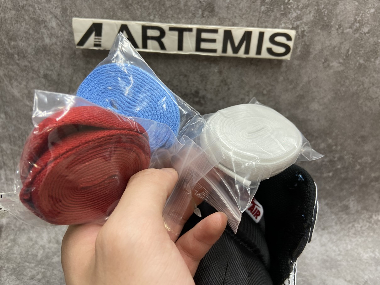 Air Jordan 1 Retro High Fearless UNC Chicago