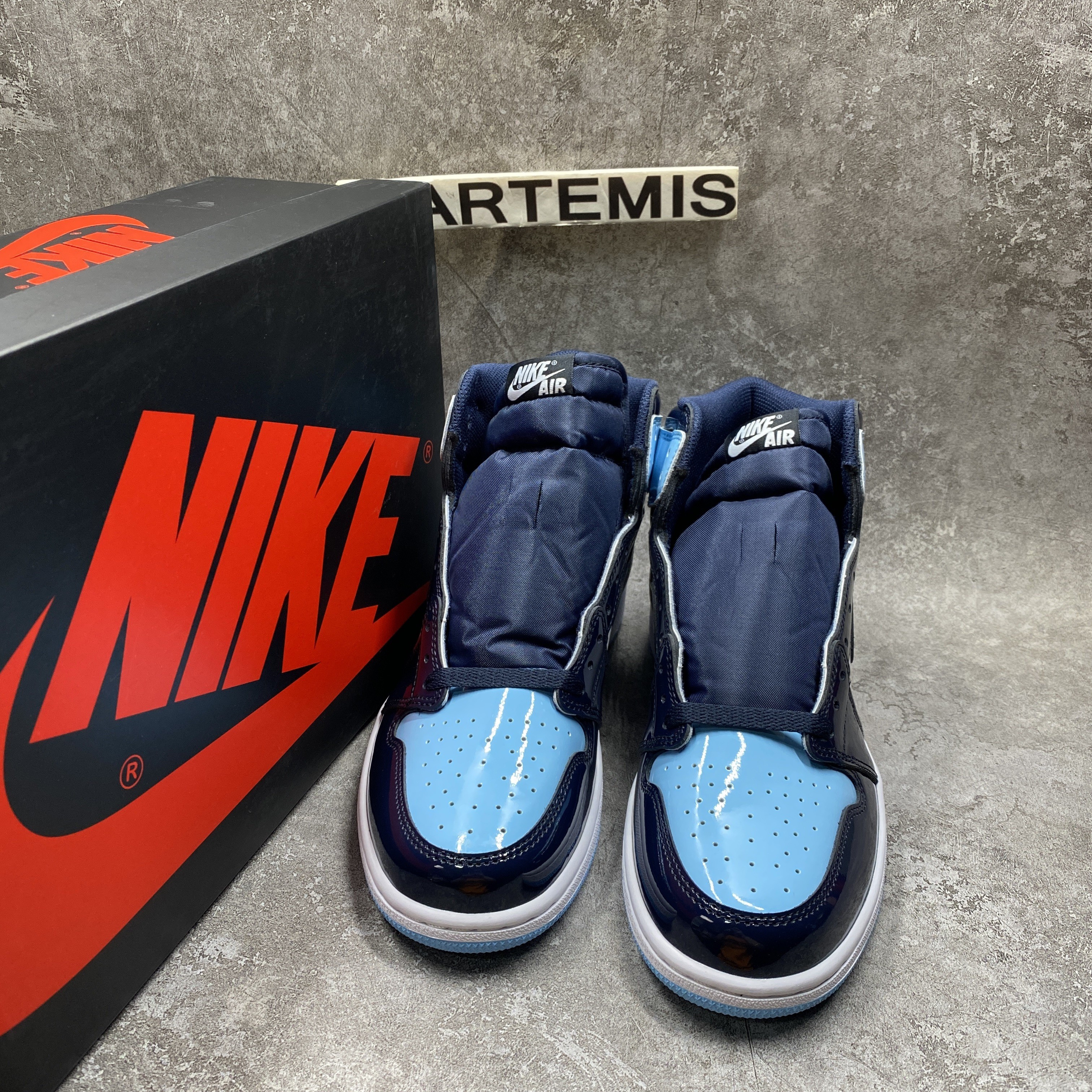 Air Jordan 1 Retro High UNC Patent Blue Chill
