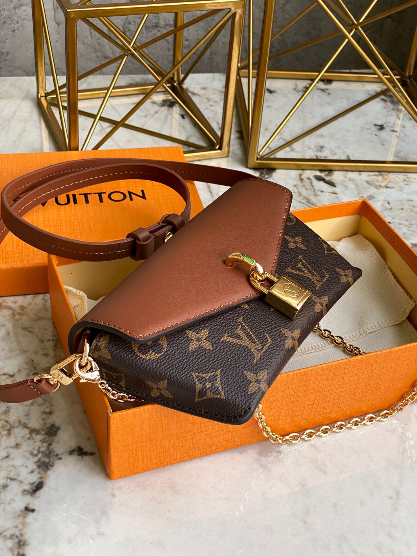 LV PADLOCK ON STRAP M80763