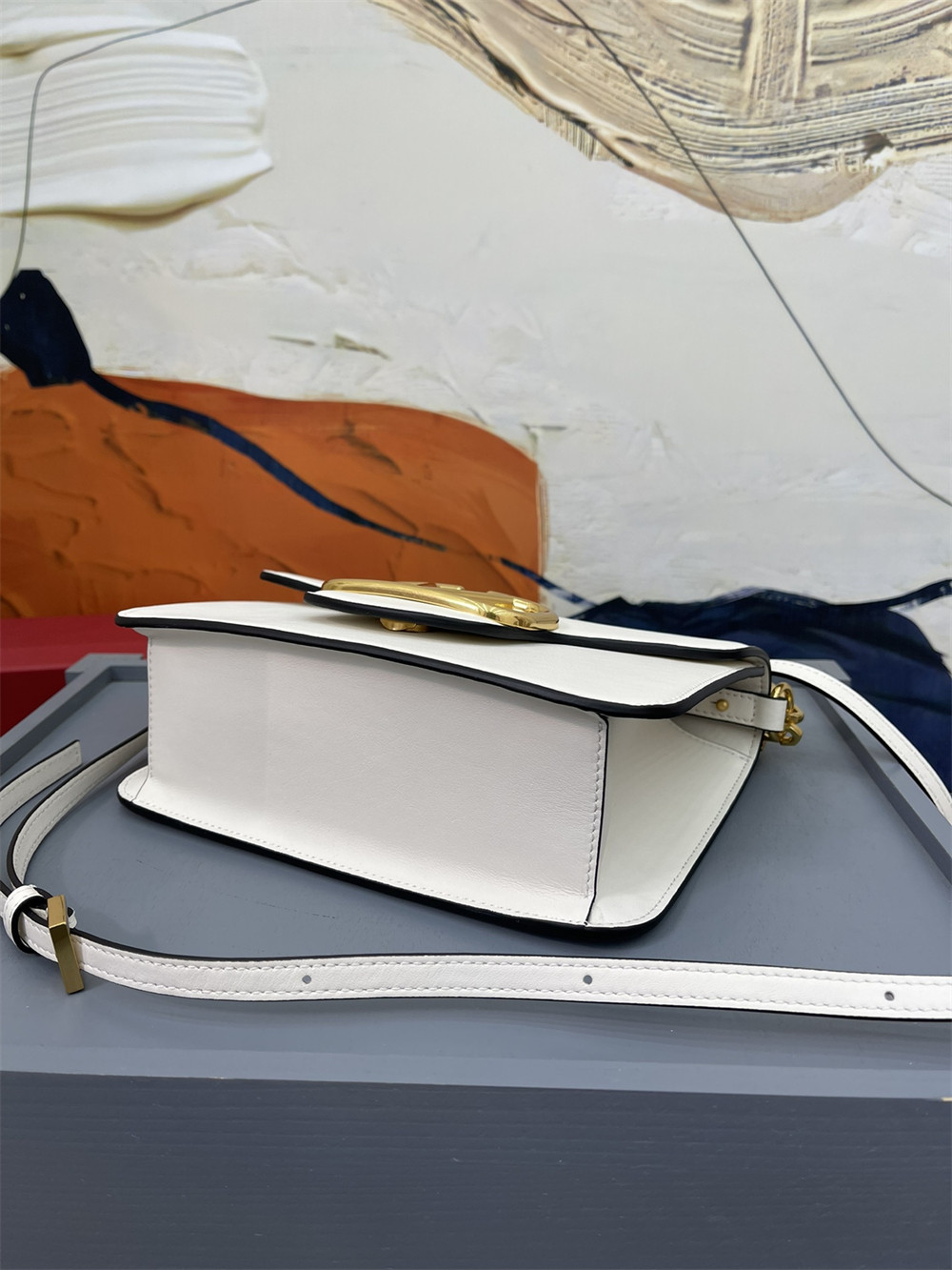 Va1e*ntin0 garavani locÒ calfskin shoulder small bag 22 x 16 x 7 cm