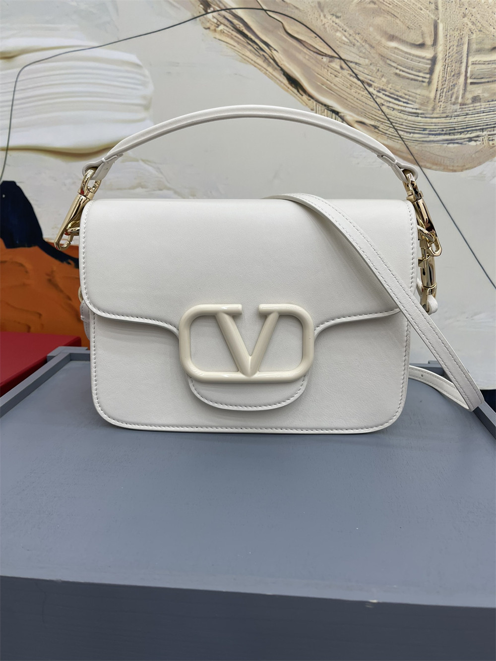 Va1e*ntin0 garavani locÒ calfskin shoulder small bag with white hardware 22 x 16 x 7 cm