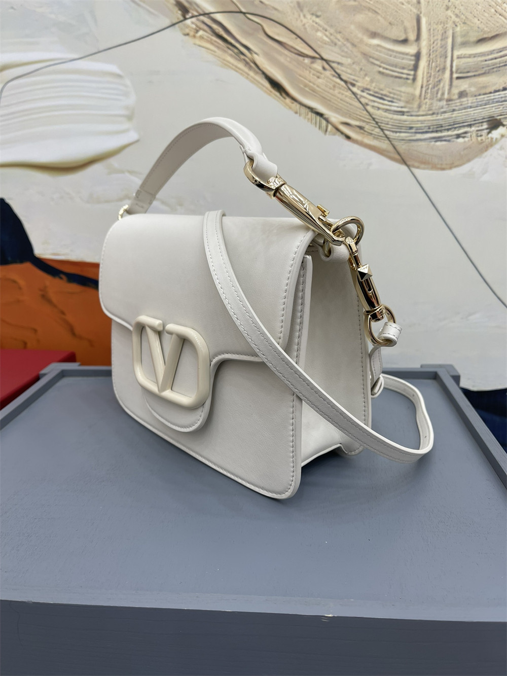 Va1e*ntin0 garavani locÒ calfskin shoulder small bag with white hardware 22 x 16 x 7 cm