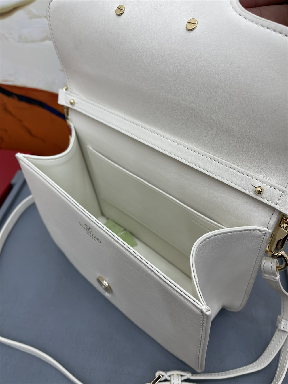 Va1e*ntin0 garavani locÒ calfskin shoulder small bag with white hardware 22 x 16 x 7 cm