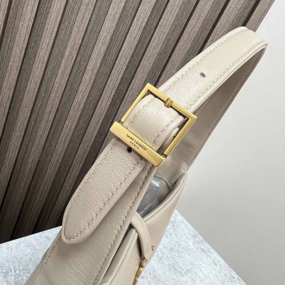 Y*L le 5 À 7 in smooth lambskin white 9 x 6.3 x 2.5 inches