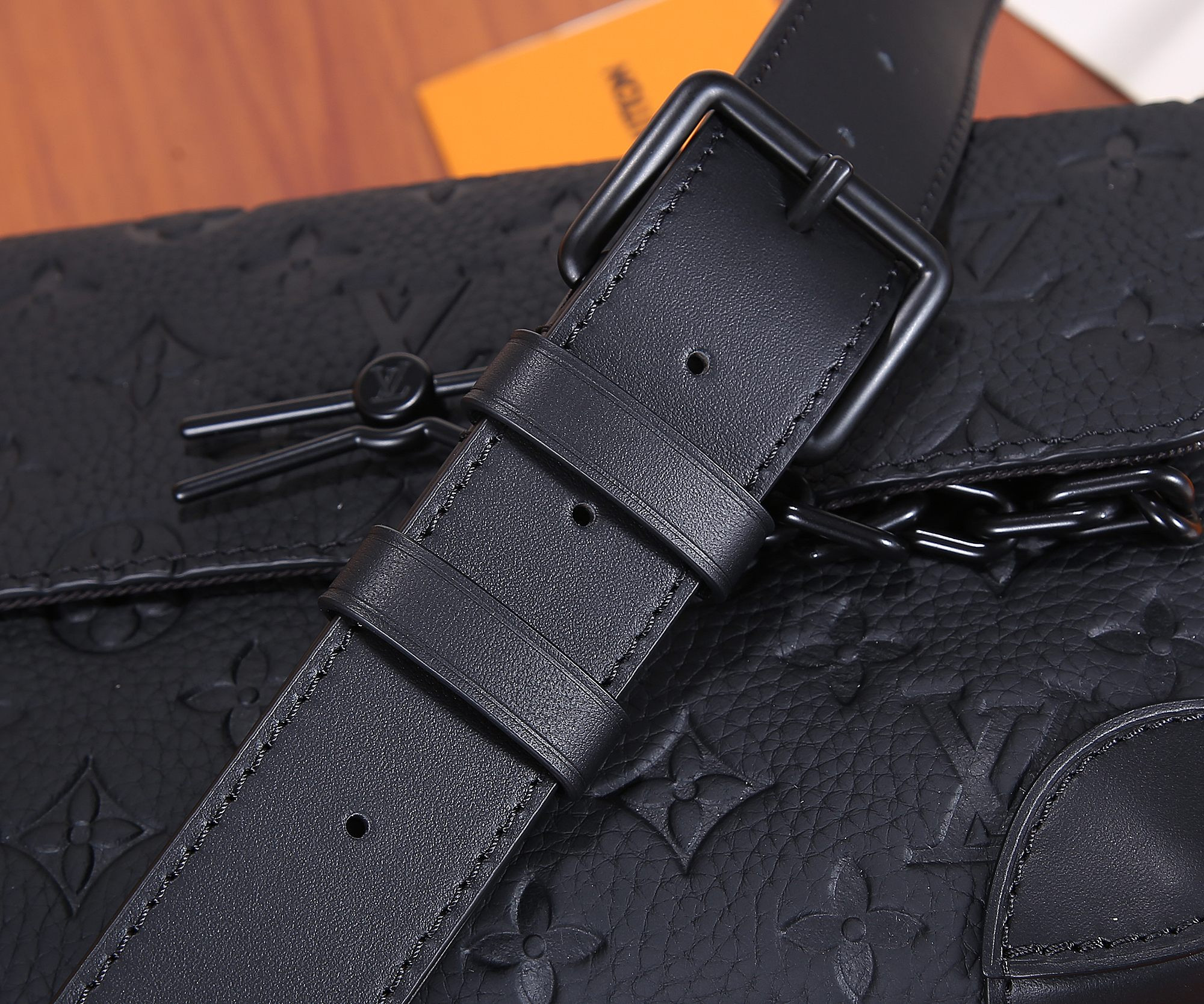 LV M23742 Steamer Messenger 24 x 17 x 5 CM