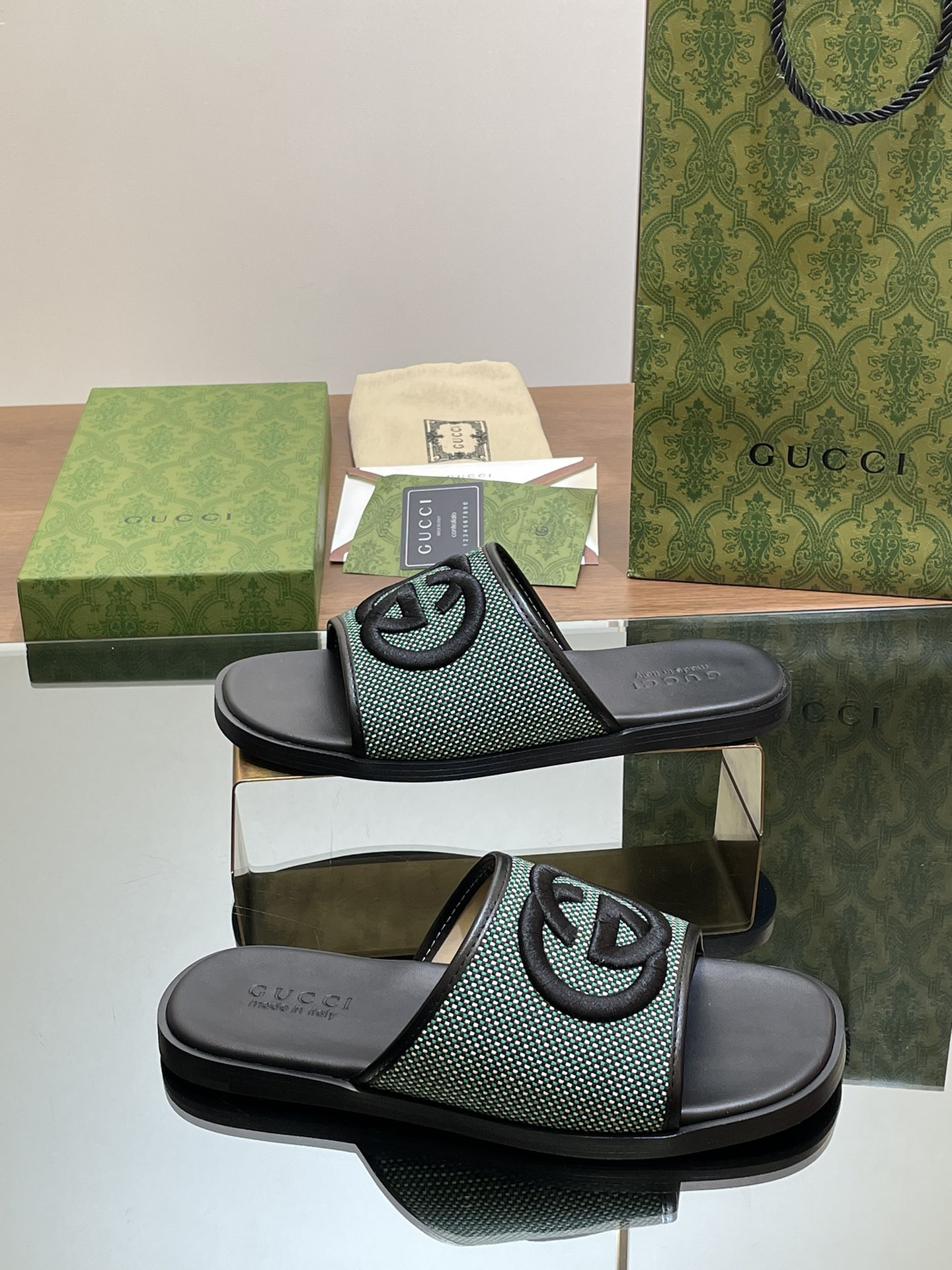 ua G*u*i interlocking g slide sandal