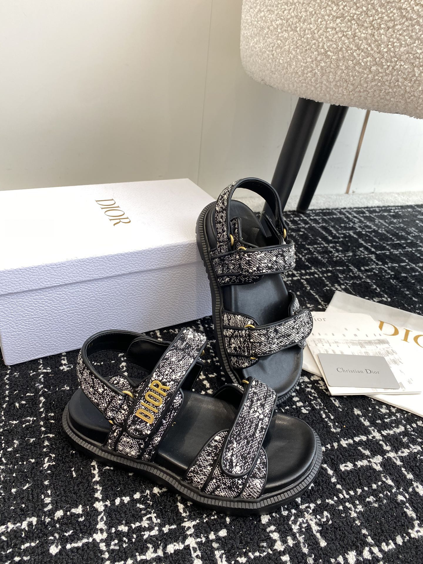 ua D*oract sandal