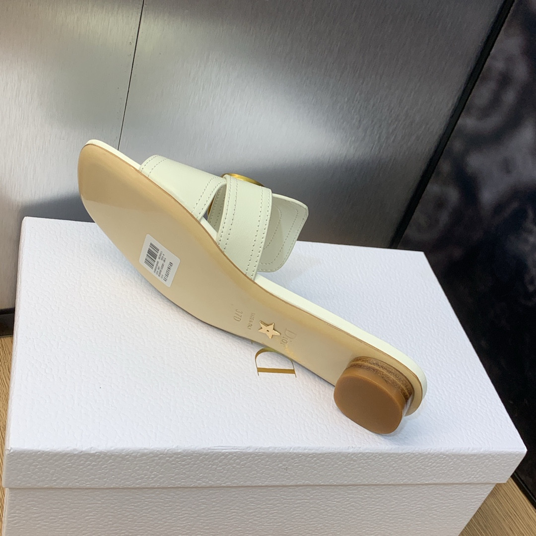 ua D*or 30 montaigne slide