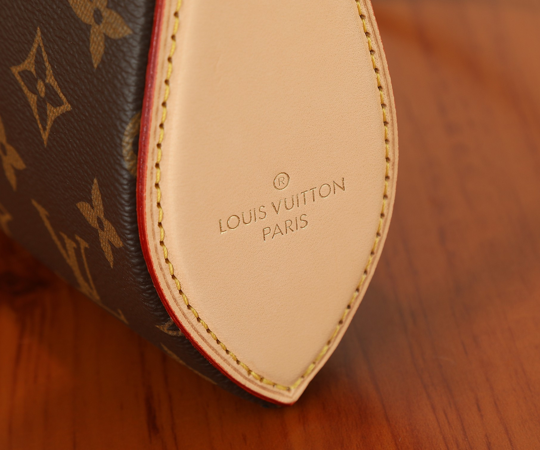 LV Pochette Tirette M12859 8.7 x 4.7 x 2.2 in