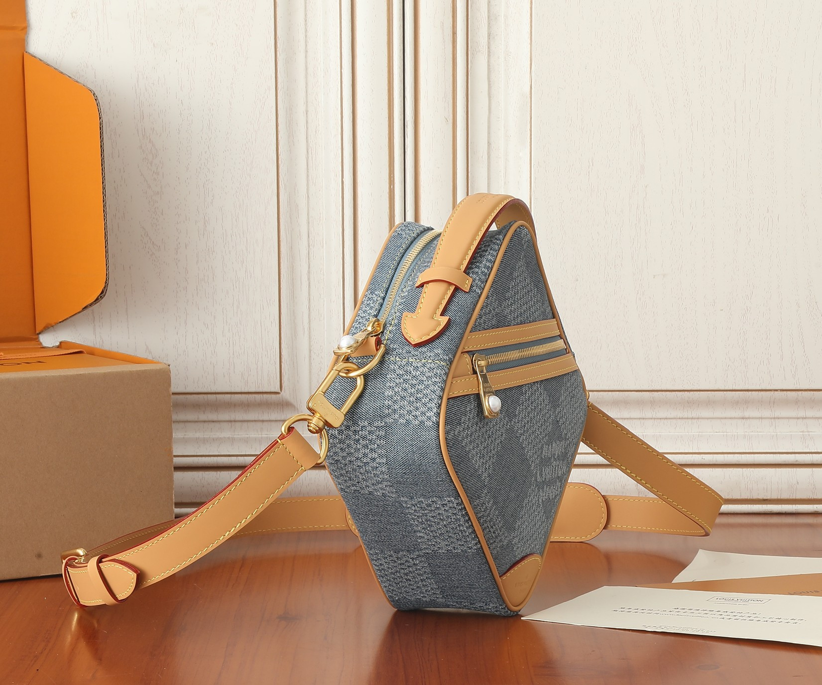 LV Chess Messenger M40706 9.4 x 9.4 x 3.1 inches