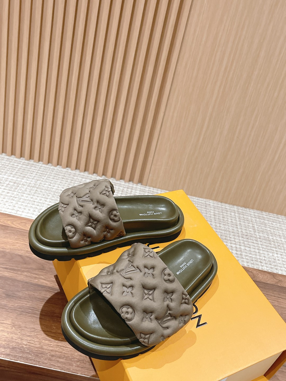 UA LV Pool Pillow Flat Comfort Mule