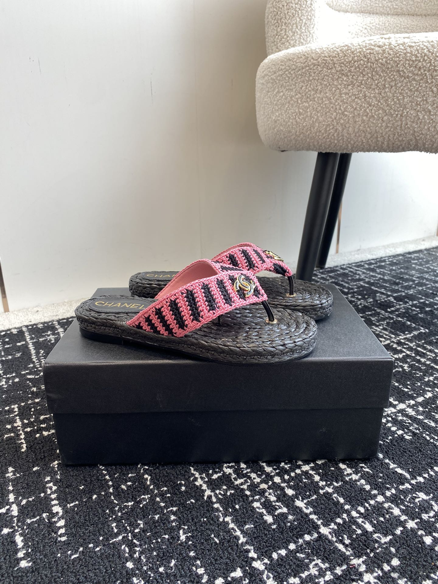 ua Ch*el thongs slides