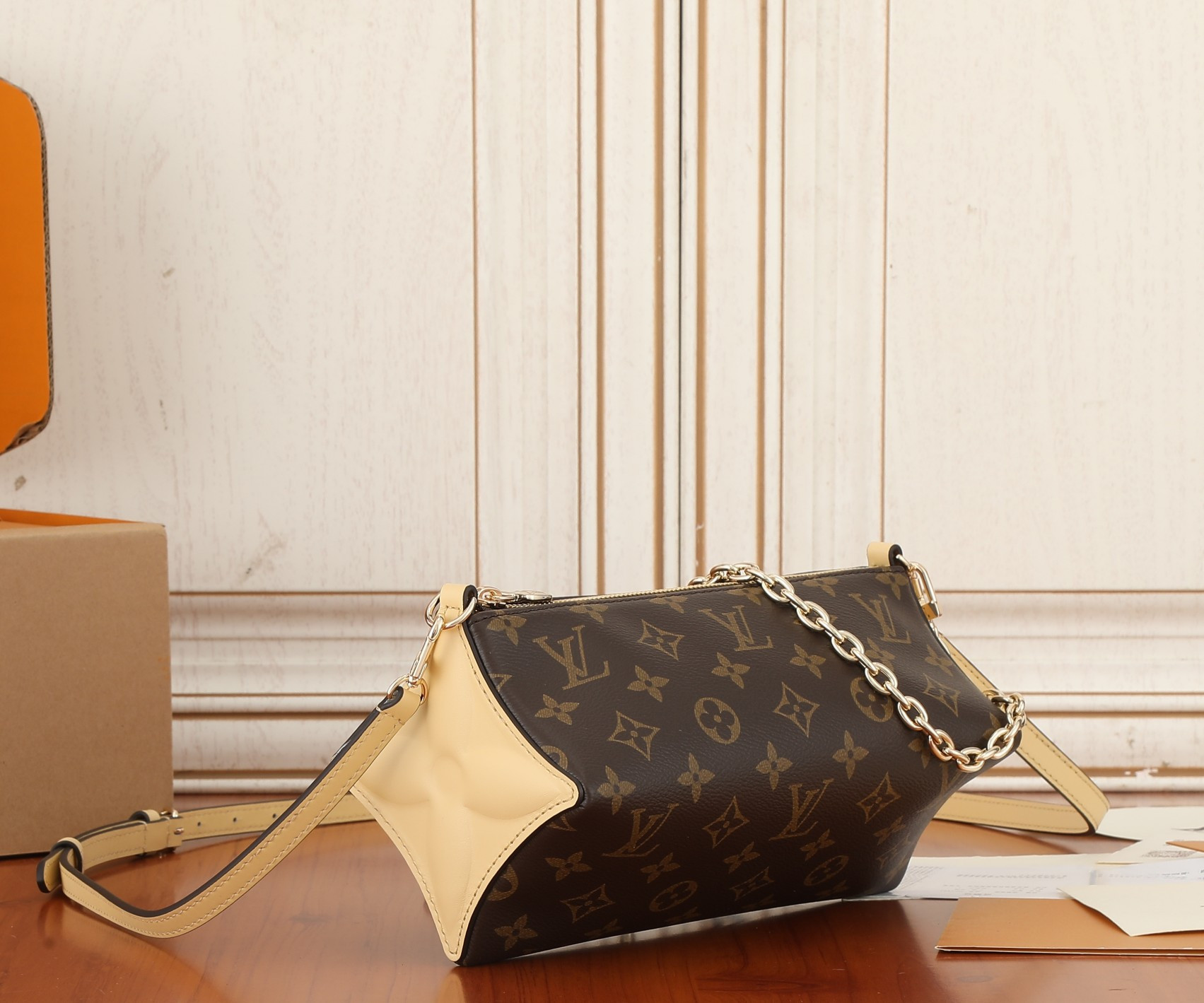 LV Bloom Pouch M11672 22.5x13x13CM