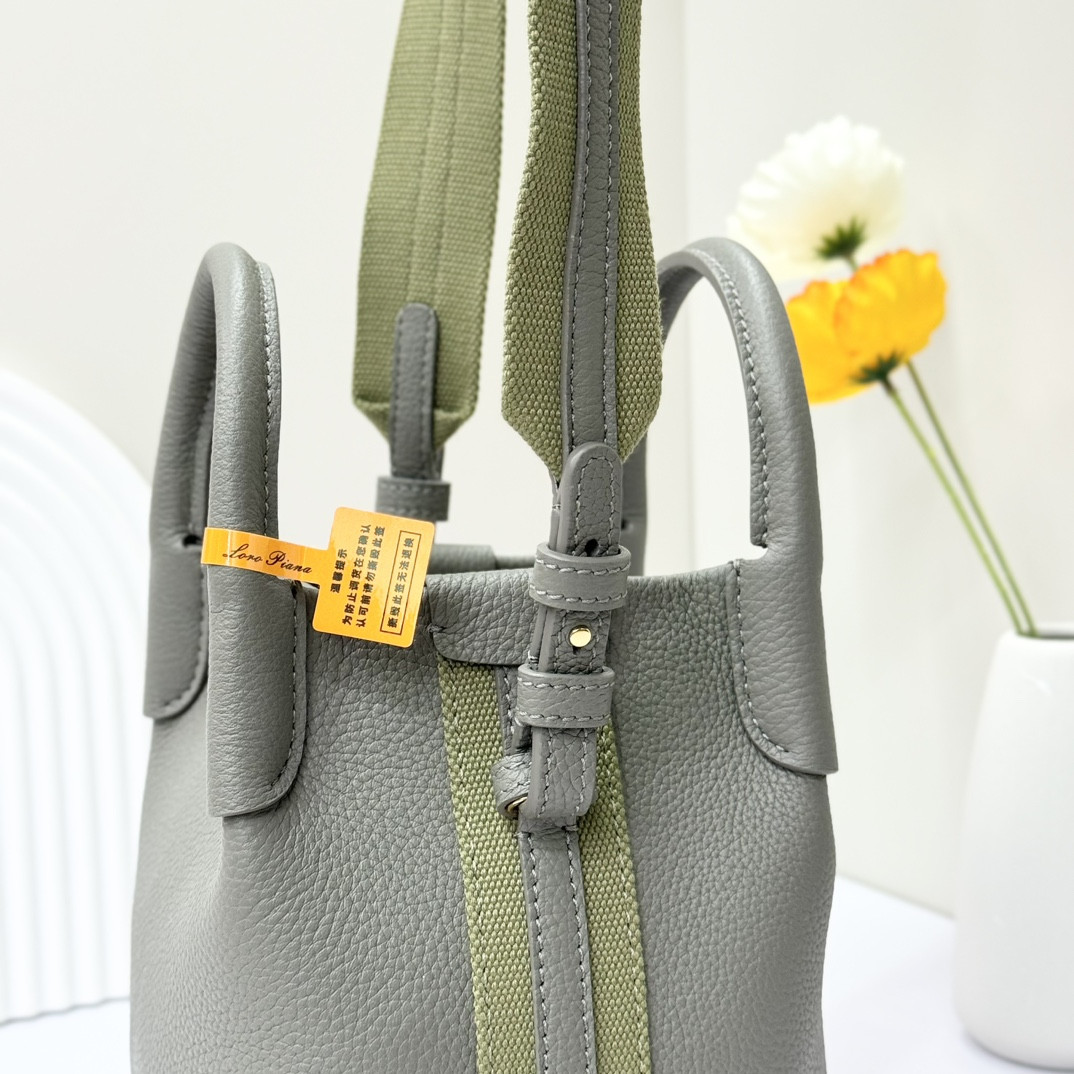 L**o p*ana micro bale bag grained calfskin 23 x 16 x 14 cm