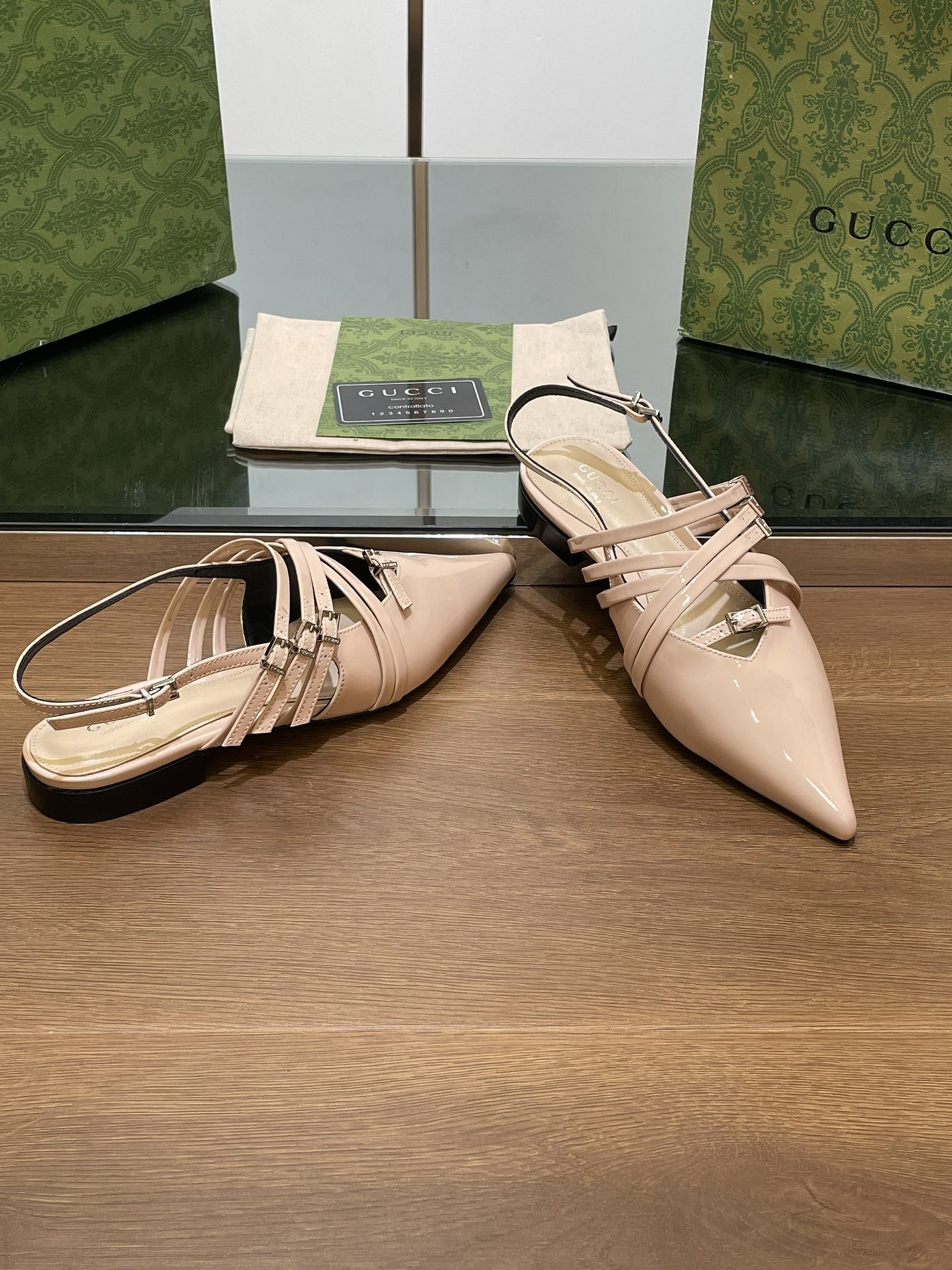 ua G*u*i strappy ballet flat