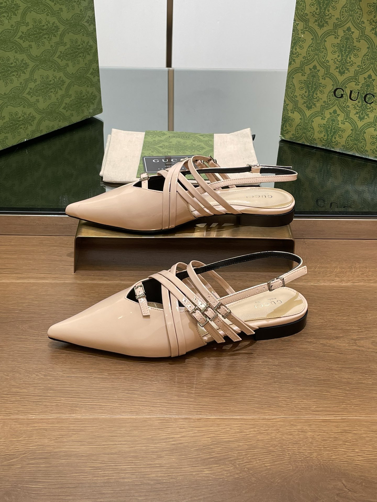 ua G*u*i strappy ballet flat