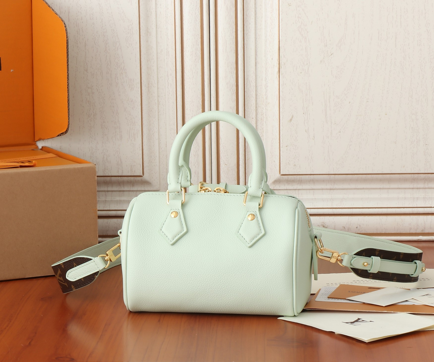 LV Speedy 18   M24605 18x12.5x11CM