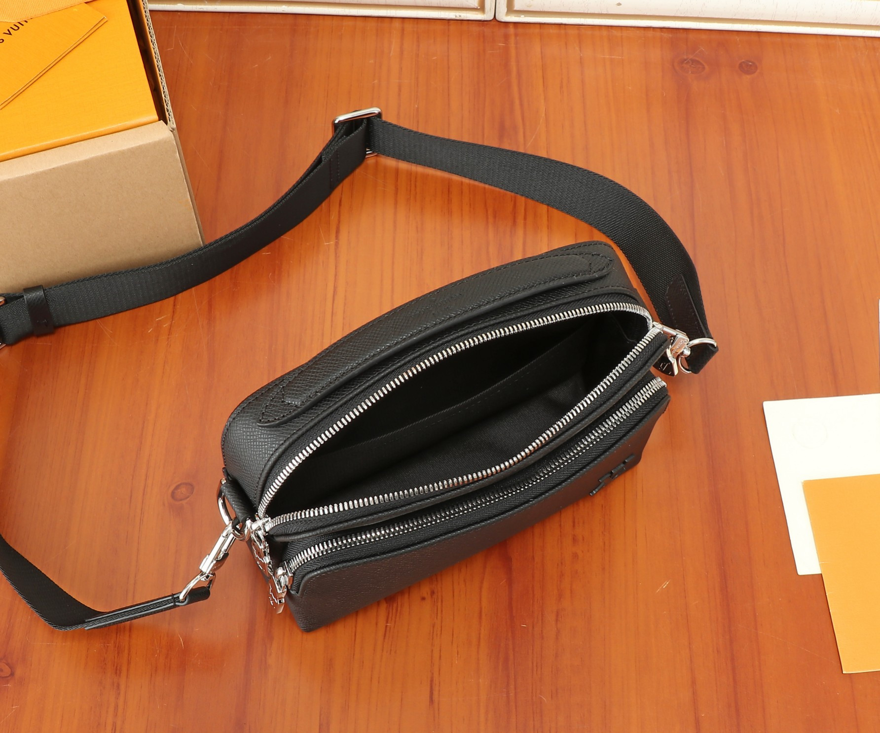 LV District M11657 22.5x15.5x7.5CM