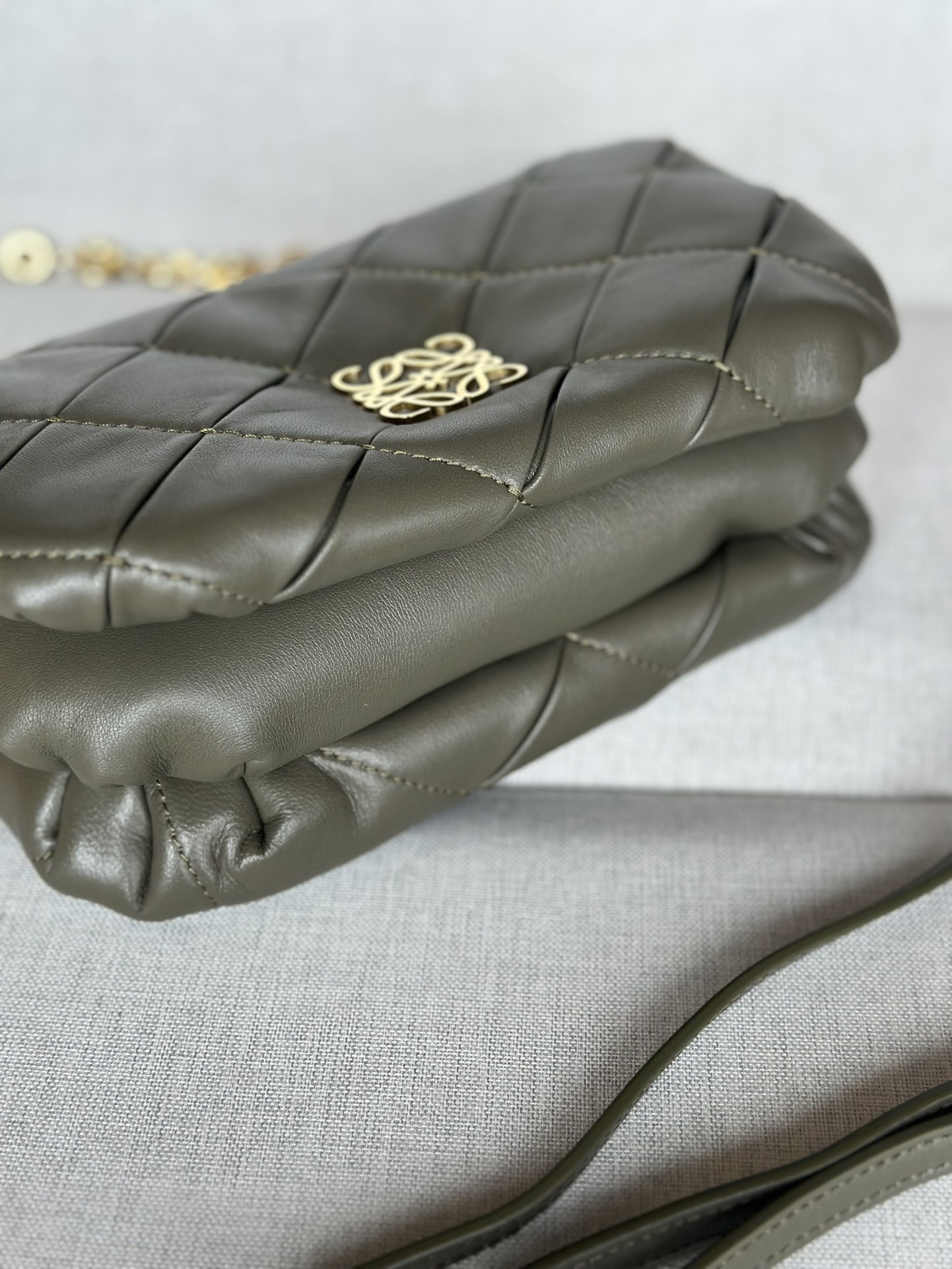 L0ew* mini puffer goya in pleated shiny nappa lambskin 20x6x13cm