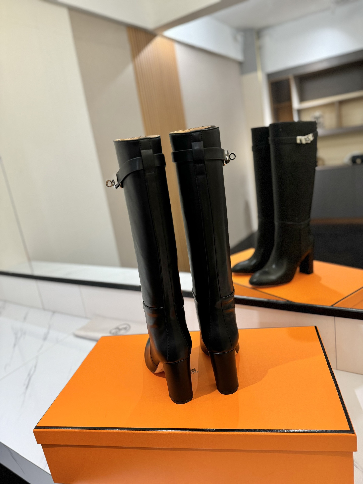 ua H**me5 jumping boots (heel height 8.5cm)