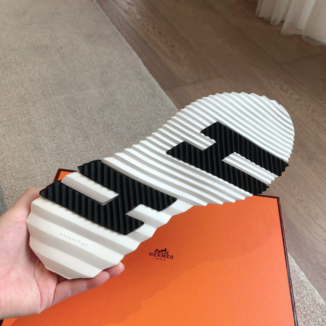 ua H**me5 bouncing sneaker