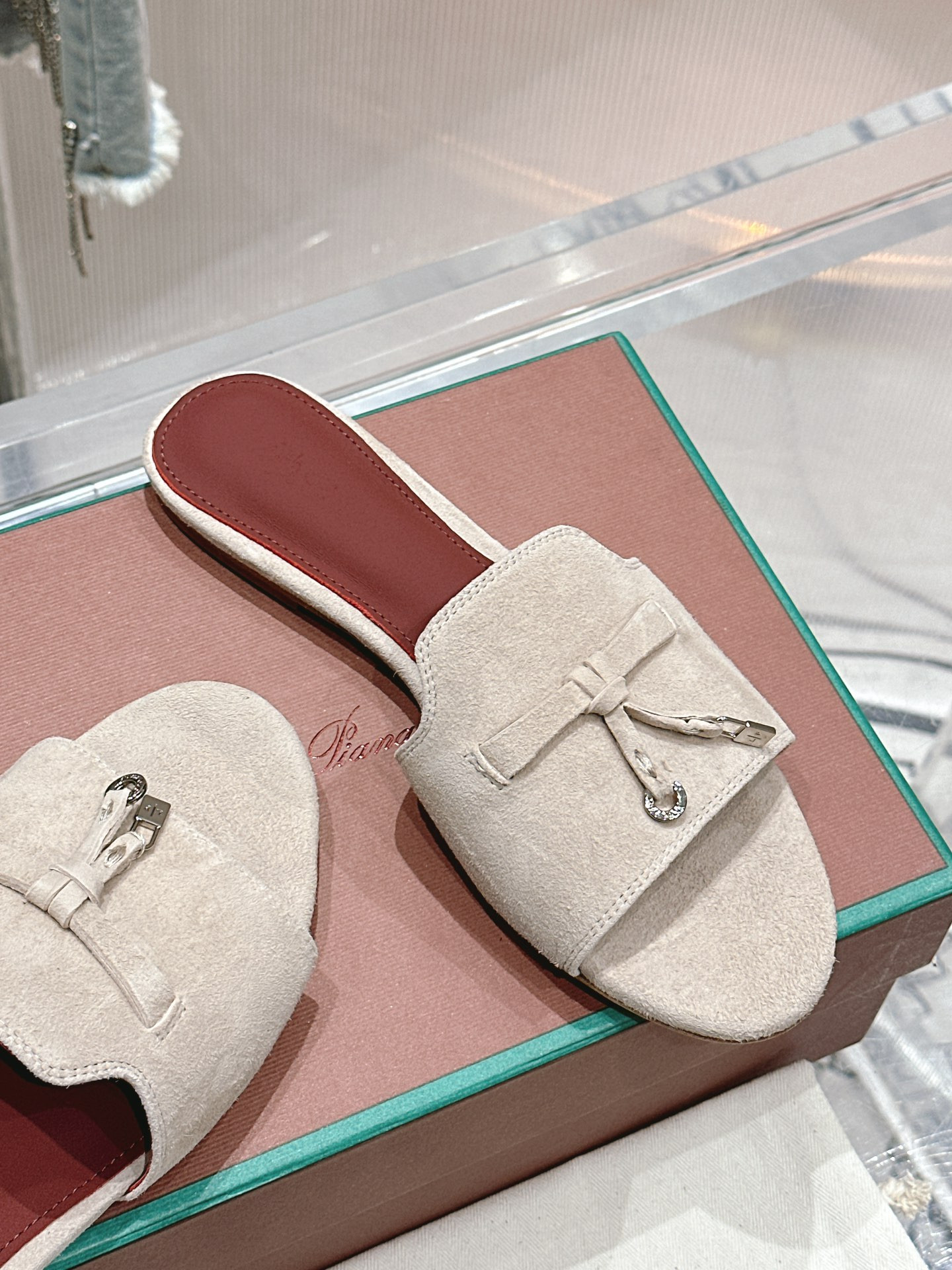 ua L**o p*ana summer charms sandal