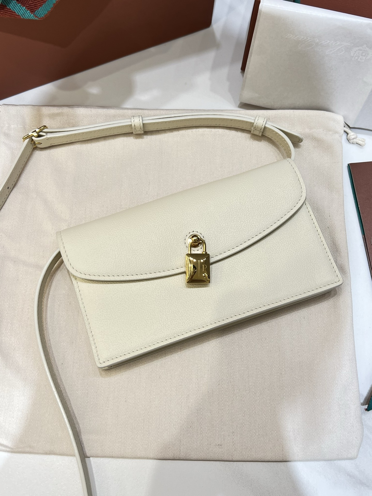 L**o p*ana extra pochette 18 x 10 x 2.5 cm