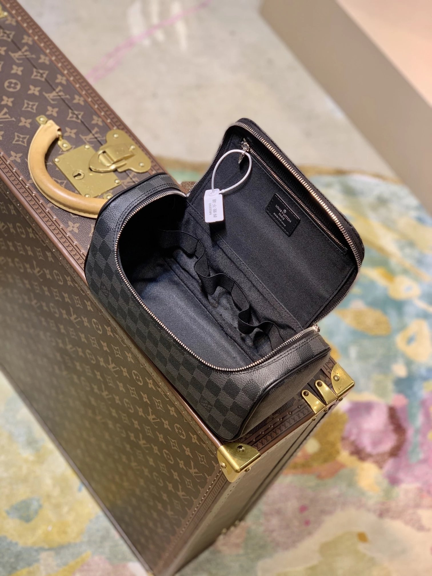 LV TOILETRY POUCH N47625